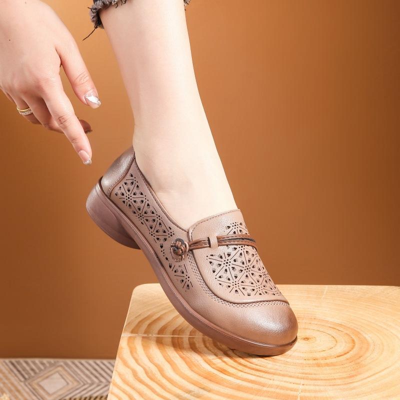 2024 новые туфли для мам среднего и пожилого возраста с мягкой подошвой, летние дышащие нескользящие туфли с полыми отверстиями, сандалии, обувь для пожилых людей, универсальные