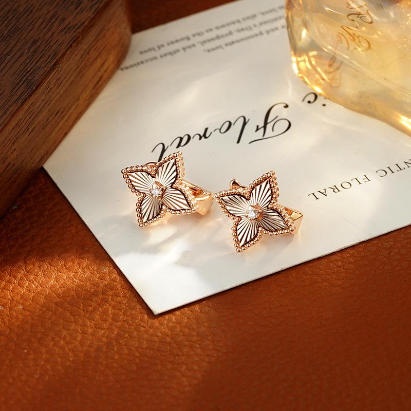 Изысканные роскошные серьги-пусеты и каффы с цветочным дизайном