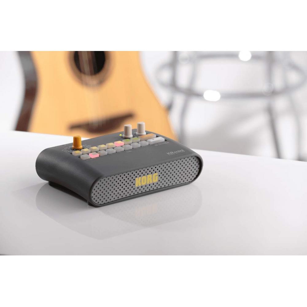 KORG Ритм-машина KR mini Встроенная ритмическая фраза Идеально подходит для индивидуальных занятий Оснащена разъемом для наушников и динамика Управляемая