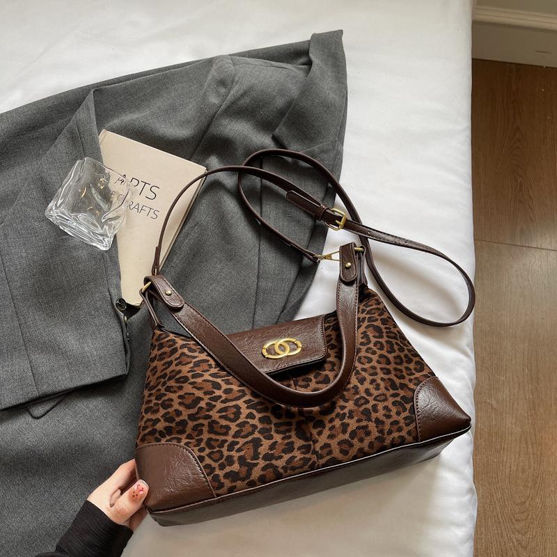 Замшевая сумка женская большой вместимости 2025 новая осенне-зимняя нишевая матовая ретро сумка-мессенджер подмышечная сумка для поездок на работу