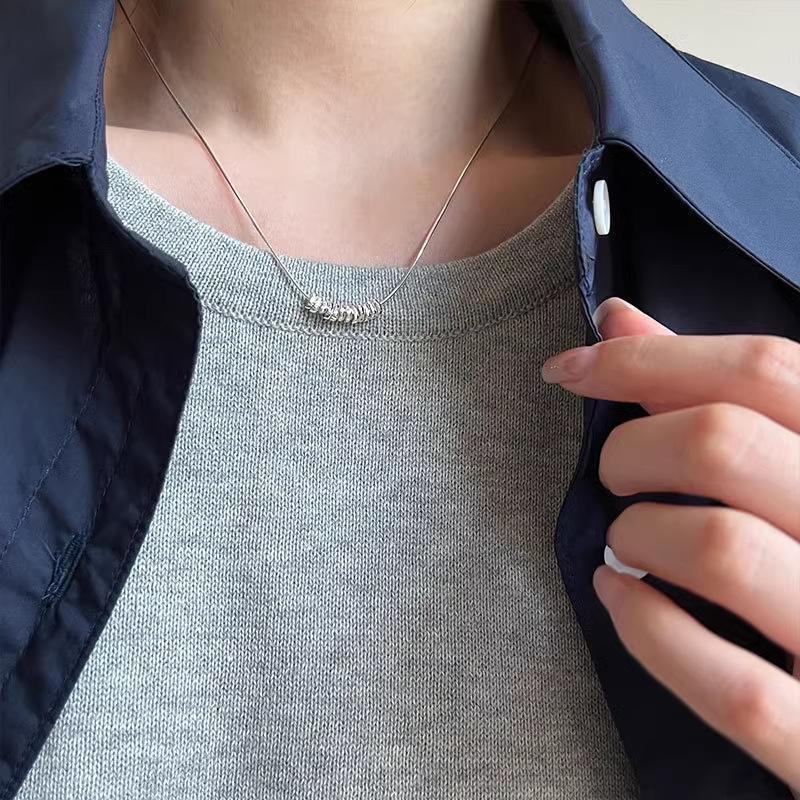 Минималистичное серебряное ожерелье-цепочка в виде змеиной кости — элегантный и универсальный модный аксессуар для женщин высшего класса.