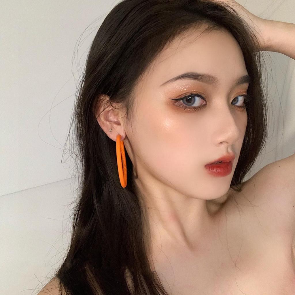 Винтажные красные серьги-кольца в гонконгском стиле: Элегантный женский аксессуар на осень/зиму