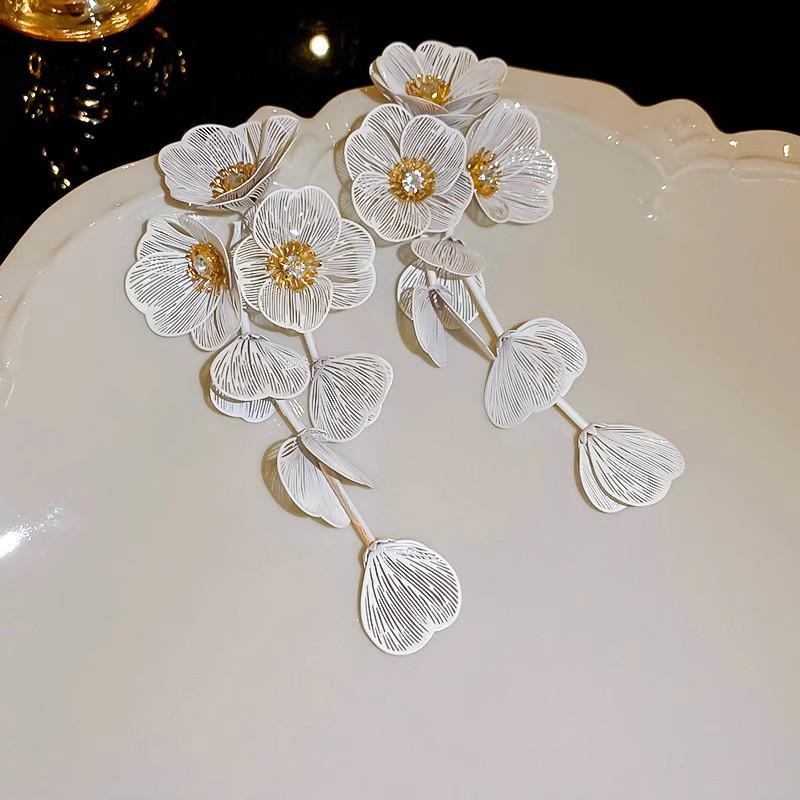 Серьги-кисточки с розовыми цветами — новинка 2024 года, роскошный праздничный стиль