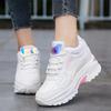 Осенние женские кроссовки на танкетке, модная повседневная обувь, теннисная спортивная обувь на платформе со шнуровкой, женская белая вулканизированная обувь в стиле пэчворк