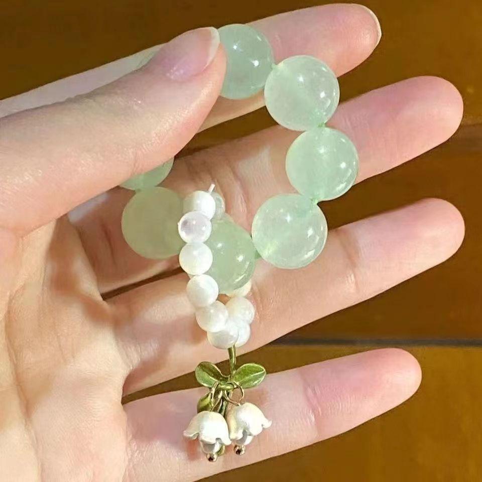 Elegant French Pearl Bracelet: Chic Retro Design for Women