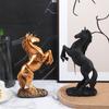 Смола Статуэтка 1шт Золотой Белый Черный Фигурка Лошади Скандинавские Абстрактные Орнаменты Для Фигурок Для Интерьера Скульптура Комната Домашний Декор
