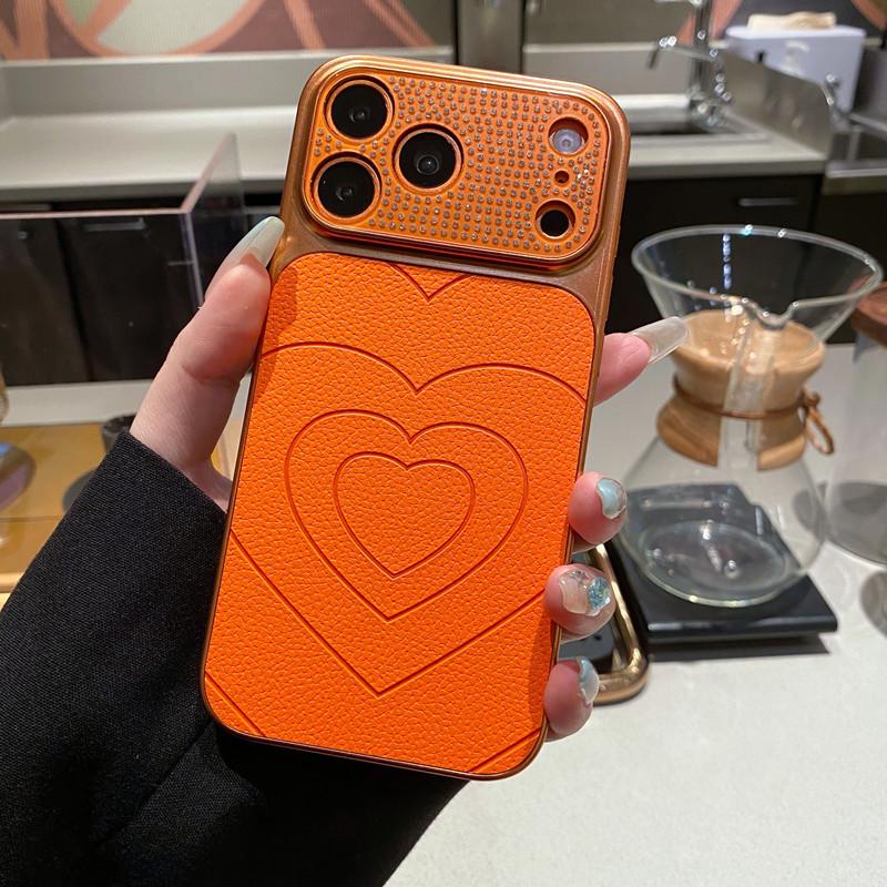 Совместимый кожаный чехол для iPhone 17 Pro Max с тисненым сердцем и стразами для объектива.