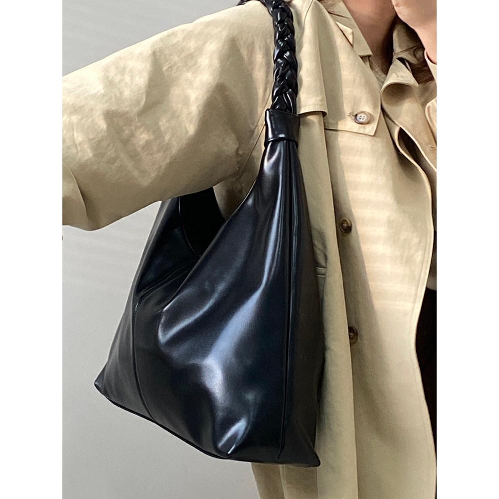 IELGY Retro Simple Commuter Tote Bag Portable One-Shoulder Underarm Female Bag