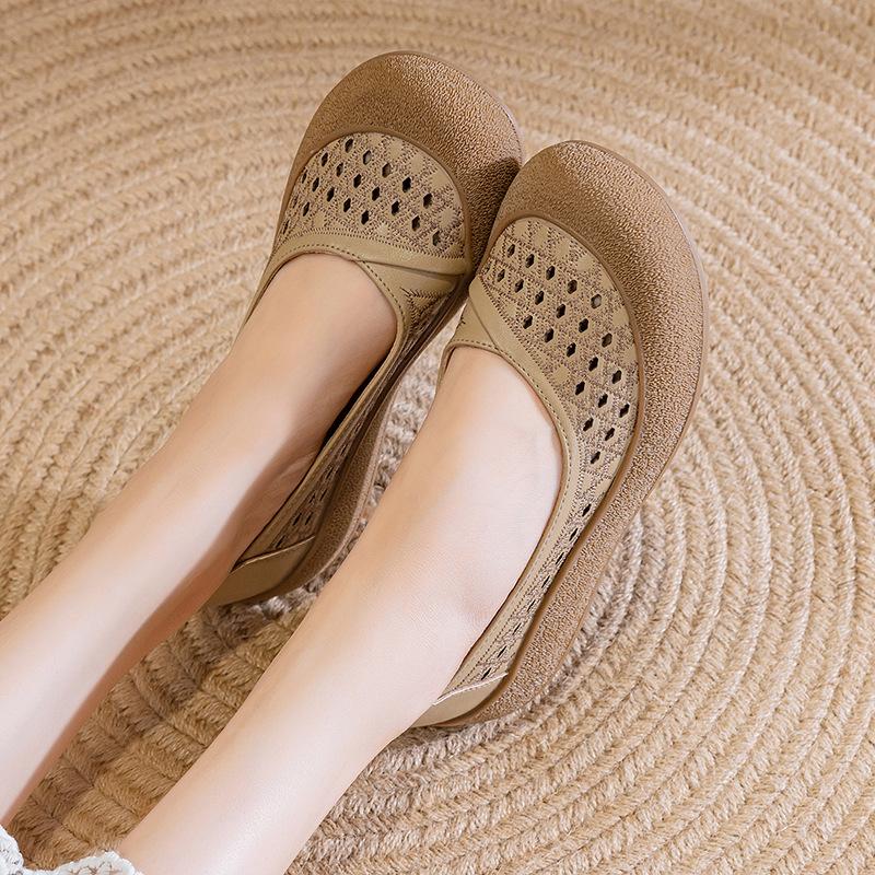 Кожаные новые летние сандалии женские туфли большого размера для мамы мягкая подошва полые удобные на плоской подошве нескользящие одинарные туфли с перфорацией дышащие