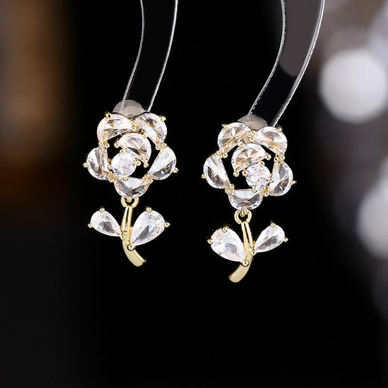 Серьги-кисточки в виде свежих роз с циркониевыми деталями и серебряной иглой s925 - Пусеты в корейском стиле для девочек