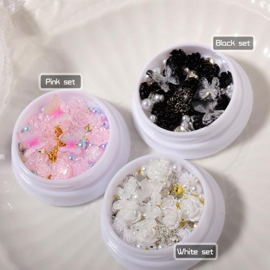 Стильный шарм для ногтей. Роскошный декор для маникюра своими руками.