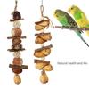 Подвесная игрушка для стачивания клюва и развлечения птиц, молярная игрушка из натурального дерева и пищевых красителей, улучшает молярное здоровье птиц