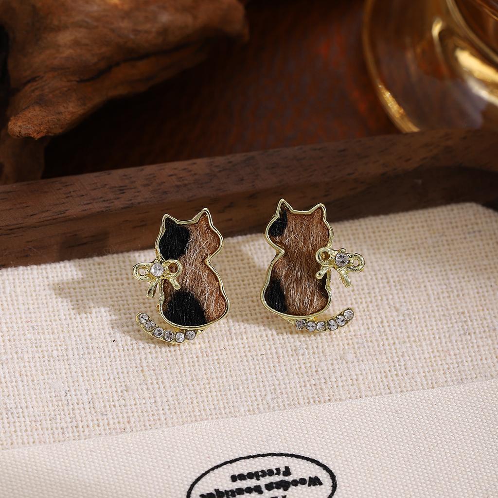 Cute Leopard Cat Stud Earrings for Women, Delicate and Fashionable, Cartoon Style, Elegant and Exquisite, Light Luxury Design