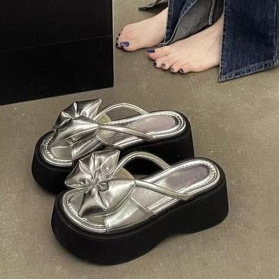 Модная популярная универсальная обувь-маффины с круглым носком для улицы, летние новинки 2025 года, пляжные крутые шлепанцы на толстой подошве с бантом