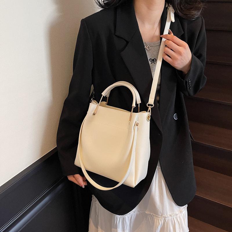 Корейская версия премиальной текстуры повседневная сумка-ведро 2025 весна новая нишевая мода большая вместимость портативная сумка-мессенджер