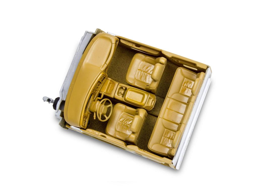 Америка Revell Масштаб Chevrolet Silverado Кастомный пикап Пластиковый набор-модель 14538 1/25 '99 (Предварительно окрашенный)