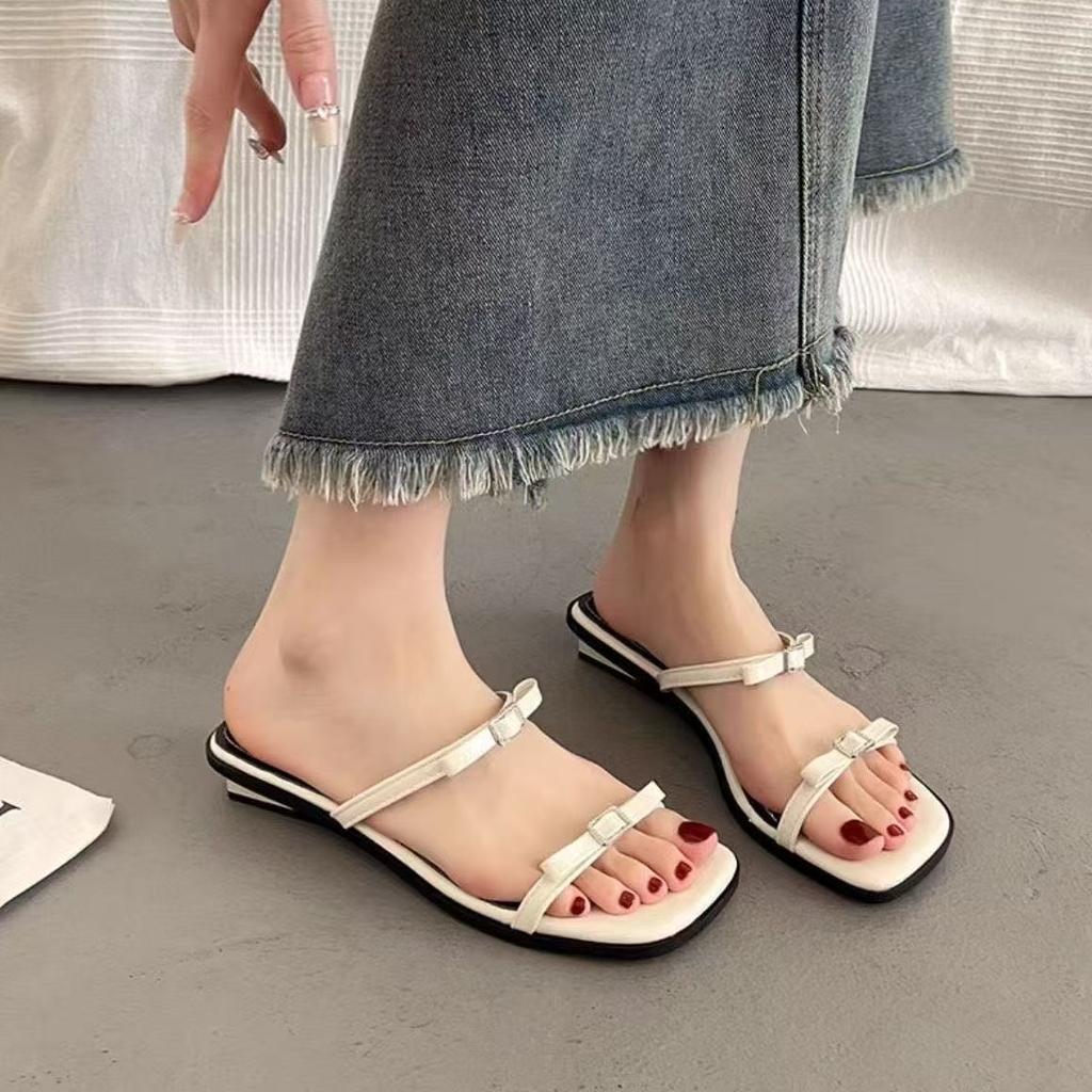 French beautiful temperament cool slippers women's 2025 summer new popular high-end wear fashion silver flat sandals