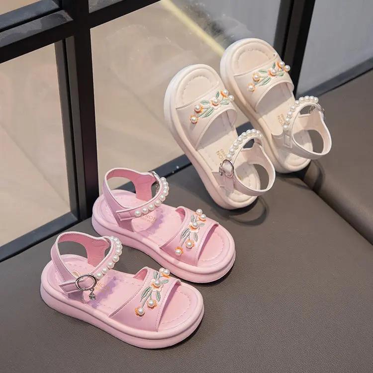 Обувь принцессы для девочек 2024 года, летние новые модные детские вышитые сандалии для отпуска, детская нескользящая пляжная обувь с жемчугом