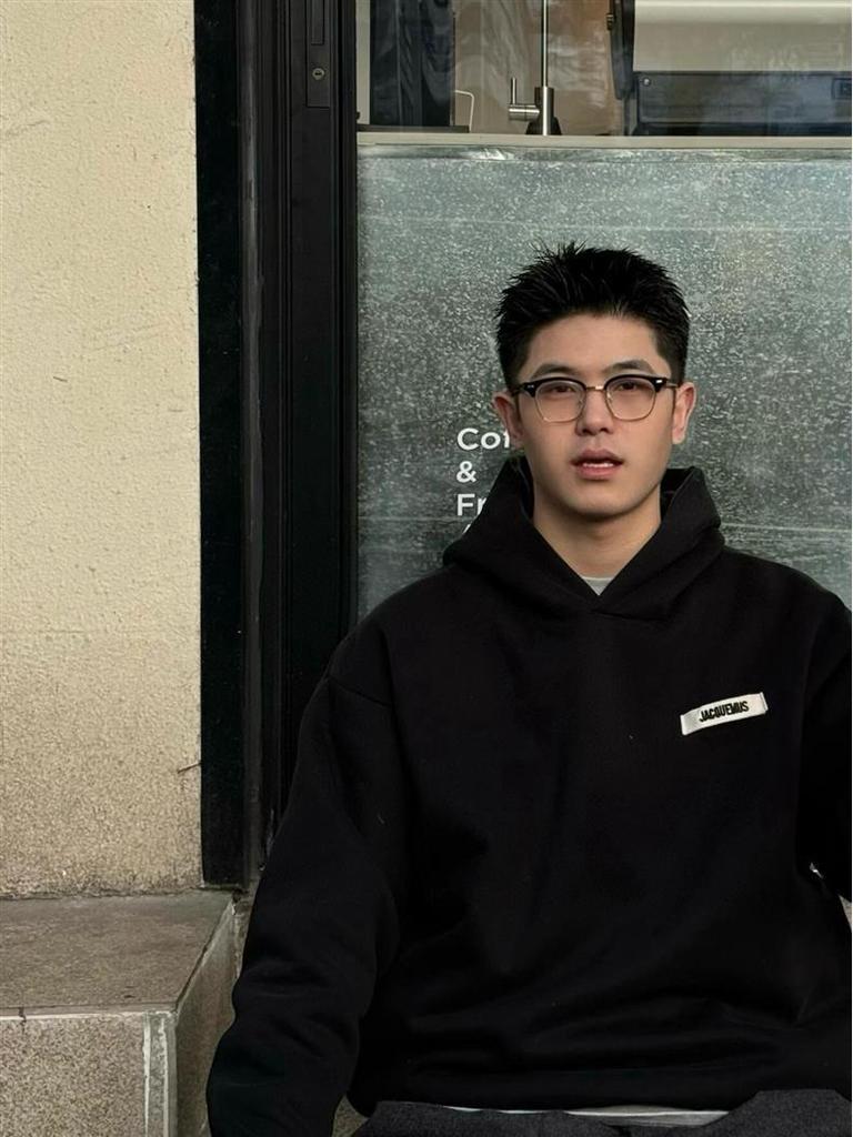 Худи Jacquemus с вышивкой на груди: Стильный логотип из плетеной ленты, универсален для мужчин и женщин