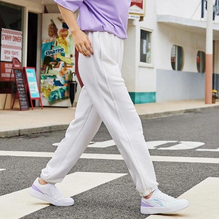 Li Ning Спортивная серия Lifestyle Свободные спортивные штаны с принтом букв Женские брюки Off-White AKLSA40-2
