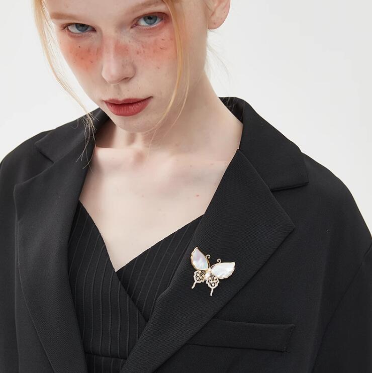 New Shell Rhinestone Butterfly Brooches for Women Lapel Pins Elegant Party Clothes Suit Small Accessories Gift