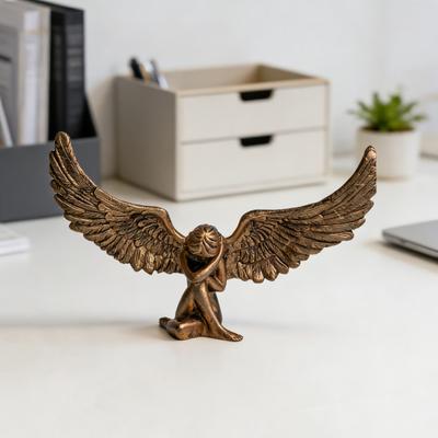Резная статуэтка сидящего ангела Европейская статуя крылатой девочки Скульптура из смолы Домашний офис Книжная полка Настольное украшение