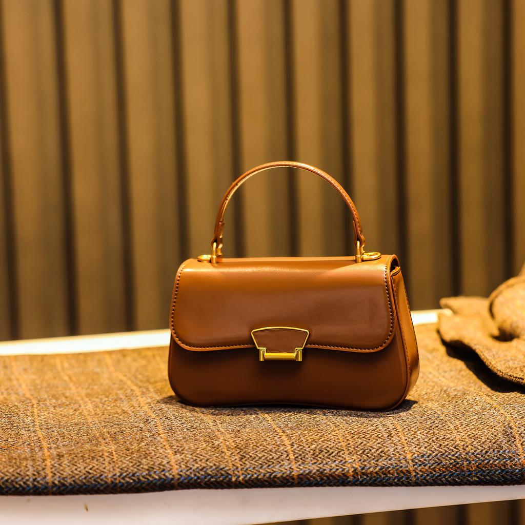 2024 Winter New Niche Design Handbag, Fashionable Commuting Versatile High-End Single Shoulder Crossbody Small Square Bag