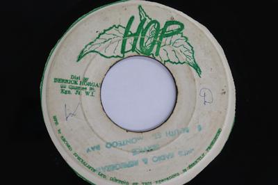 7-дюймовая пластинка DERRICK MORGAN / THE HIPPY BOYS - Give Thanks / Flower Power NONE HOP RECORDS 1971 Ямайка Регги, Ска и Даб Б/У