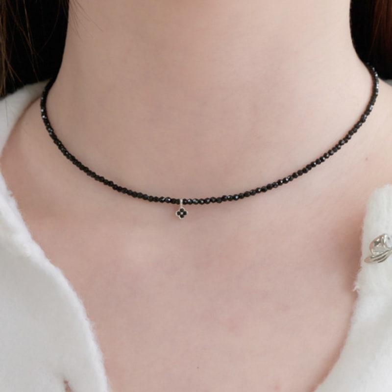 Ожерелье Primaute Black с цветами среднего размера