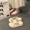 Красивые тапочки женская уличная обувь лето 2025 новинка французская камелия толстая подошва закрытый носок прохладные тапочки мягкая подошва пляжная обувь