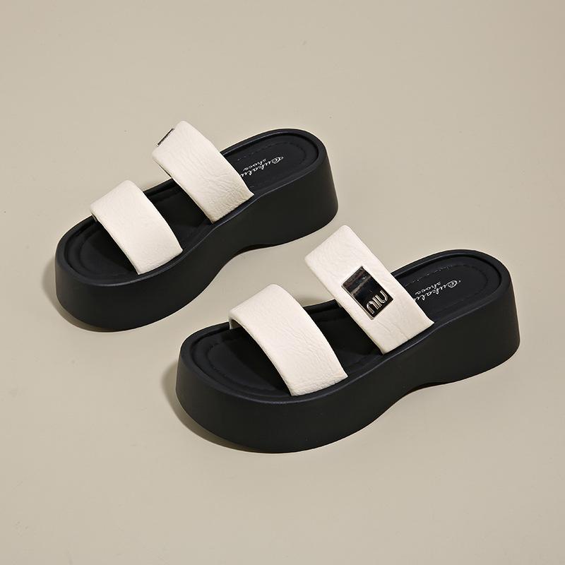 Наступая на дерьмовый маффин толстая подошва красивые крутые тапочки женские лето 2025 новые с юбкой супер огонь пляжные шлепанцы на одной подошве для улицы