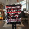 1 шт. Фланелевое одеяло с принтом музыкальной группы (AC/DC), Высококачественное, Удобное для всех сезонов, Декор для дома, Тепло и уют, Идеально для рождественских подарков