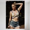 Сексуальная блондинка с высоким пучком, женщина, поза на улице, жестяная табличка, винтажный металлический постер для бара, паба, дома, кафе, настенный декор, бежевый кроп-топ, синие шорты
