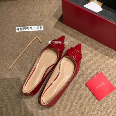 Темпераментные маленькие остроносые туфли в стиле знаменитостей из лакированной кожи с V-образной пряжкой, на плоском каблуке, одинарные, женские