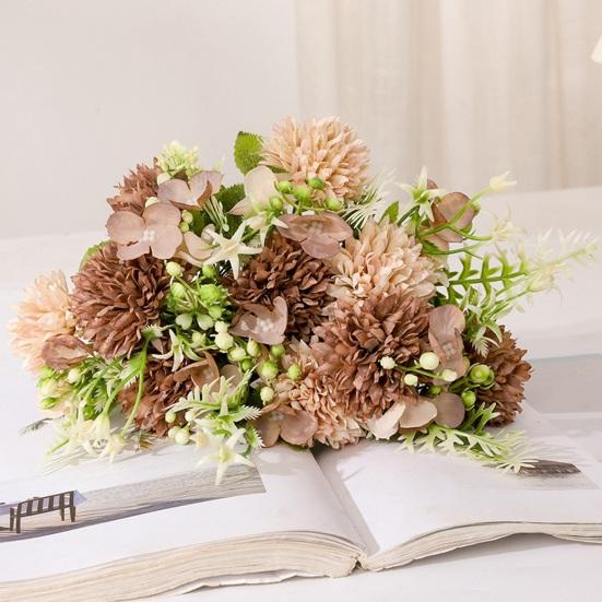 Шикарный букет искусственных цветов, не увядший, полный жизненной силы, создающий атмосферу