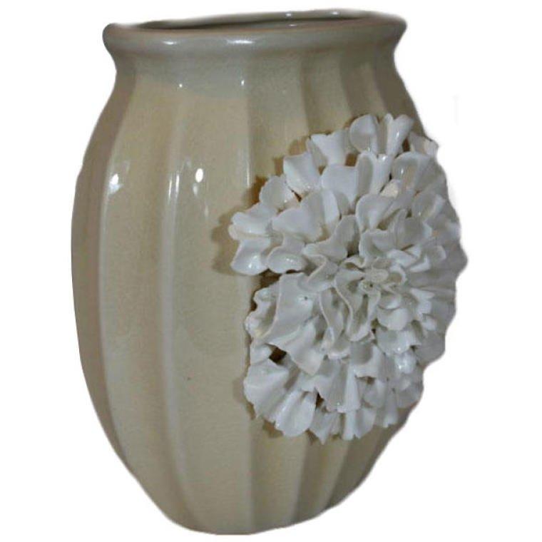 Elegant Decorative Vase with a Floral Motif for Special Occasions