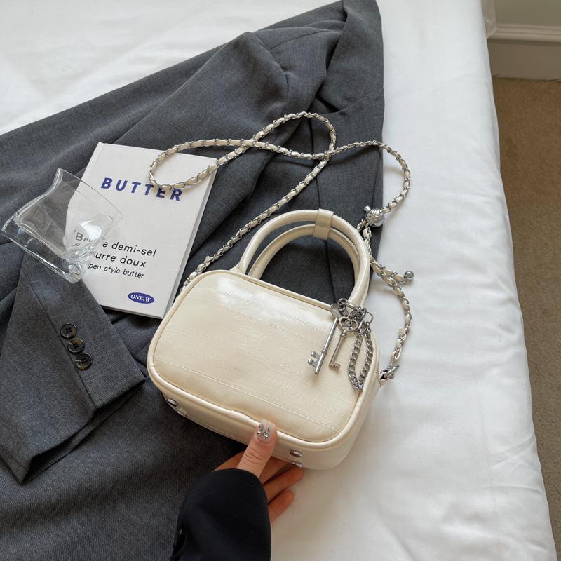 Новая текстурированная серебристая маленькая квадратная сумка нишевая универсальная большая вместимость простая на плечо сумка-мессенджер сумка женская