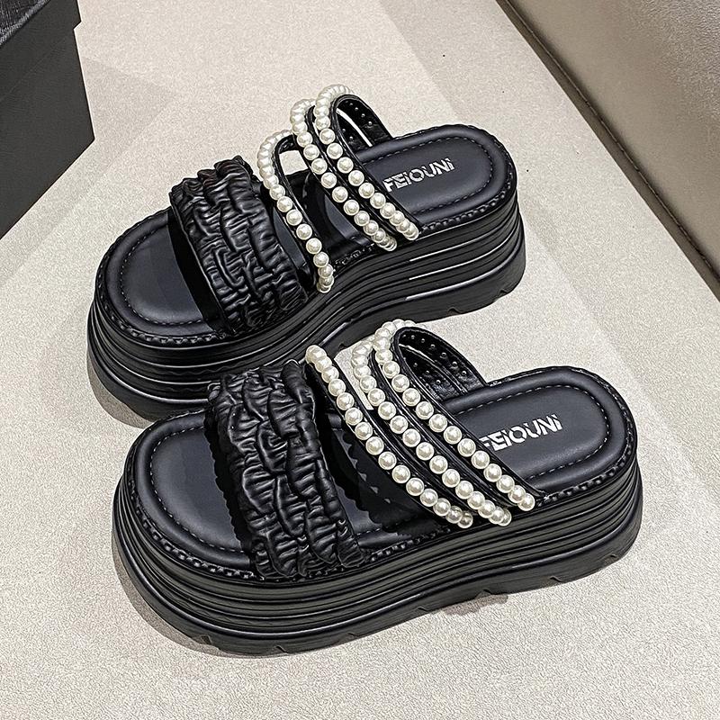 Модные Новые 2025 Сандалии на Толстой Подошве с Ремешком из Жемчуга Женские Летние Шлепанцы на Высокой Платформе и Танкетке Женская Мода Каблуки 8 см Толстая Подошва Пляжные Слайды