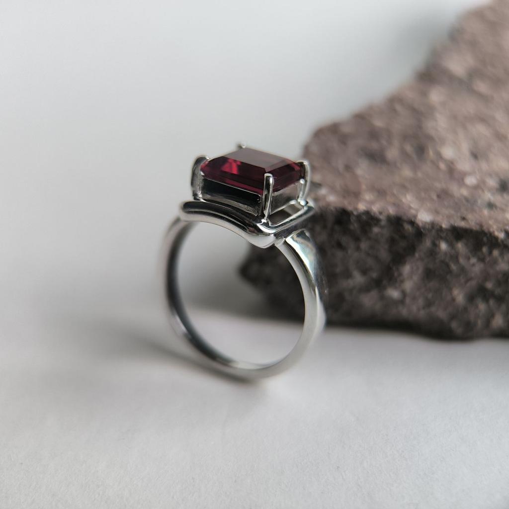 Серебряное кольцо с искусственным гранатом nano 2.092ct, вес изделия 4,14 гр (60002298)