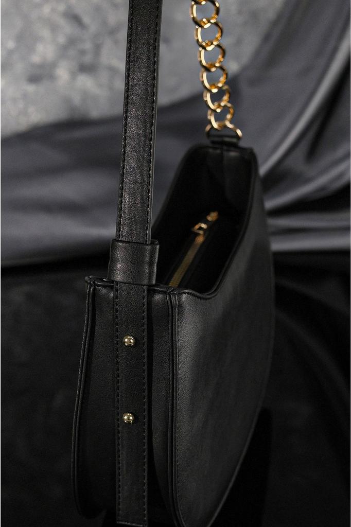 Women's Stylish and Useful Shoulder Bag Black Zippered Lined Adjustable Strap Bag