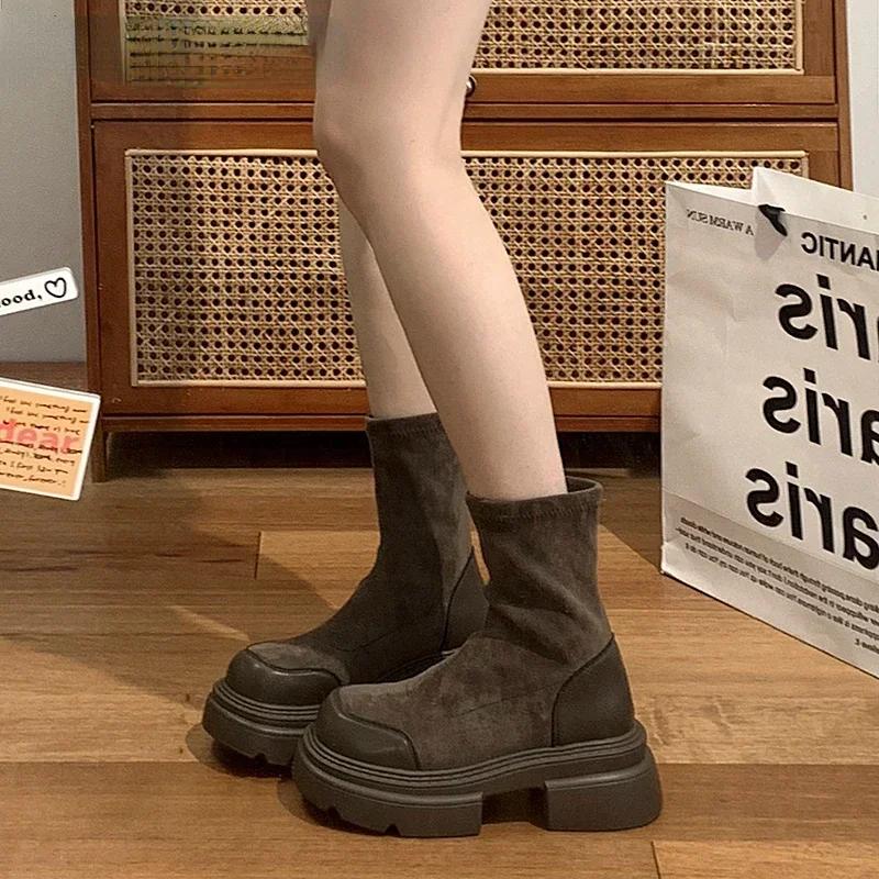Зимние женские короткие сапоги на платформе, модные замшевые ботильоны без застежек, элегантные женские уличные ботинки с толстой подошвой, модель 2024