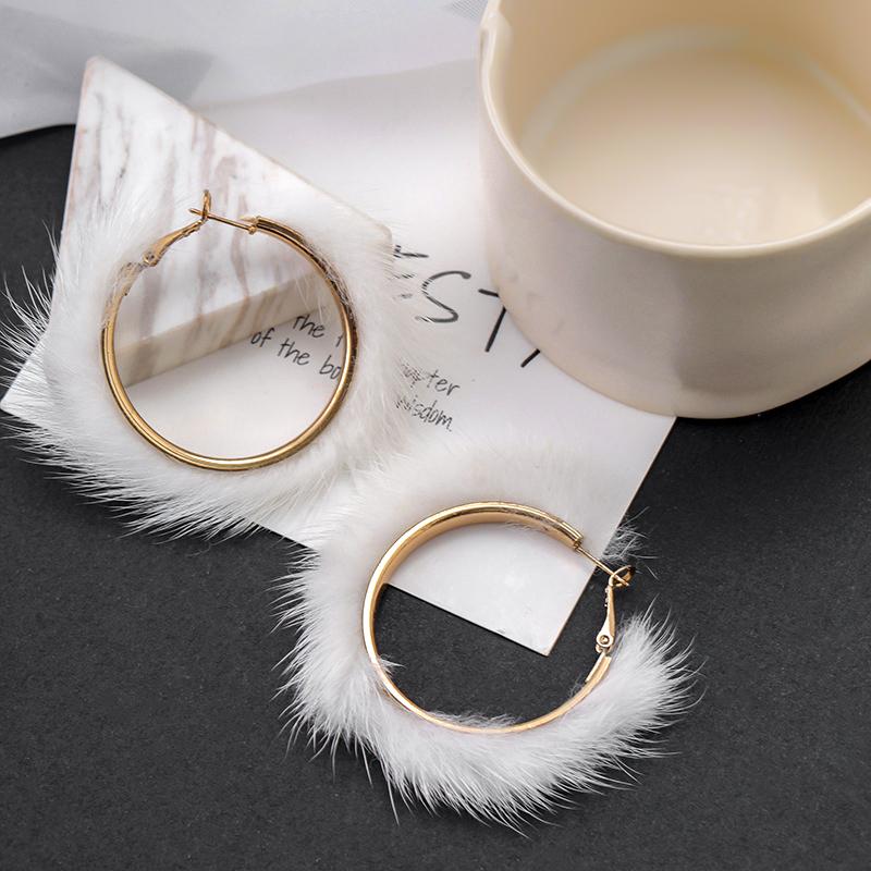 1 пара украшений Великолепный плюшевый дизайн Серьги для повседневной носки Модные золотые серьги-кольца Универсальный пушистый меховой дизайн милый многоцветный