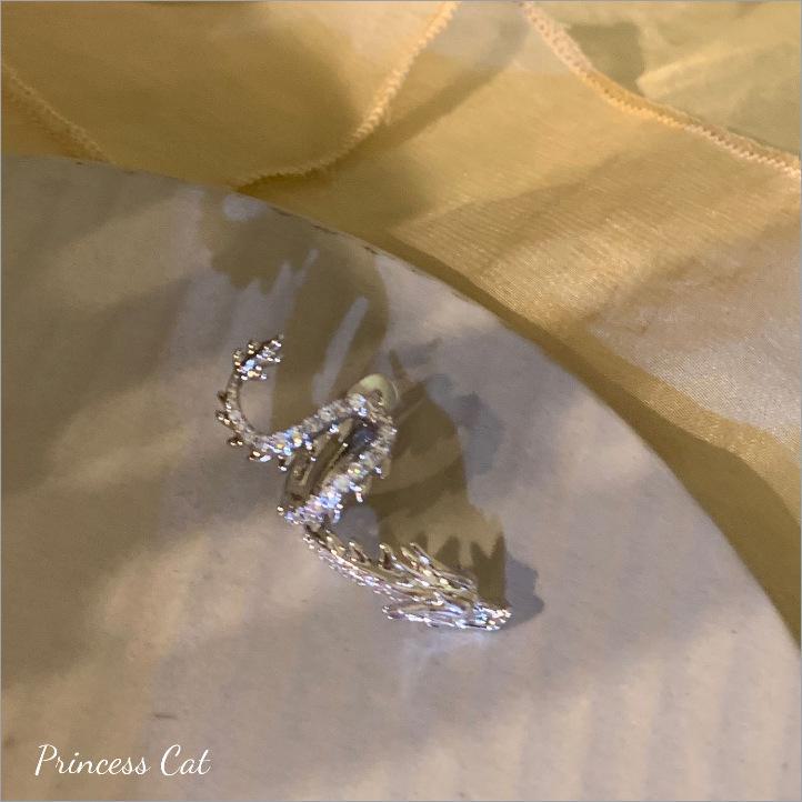 Snake-Shaped Ear Cuff: No Piercing Needed, Elegant 2024 Celebrity-Inspired Earrings.