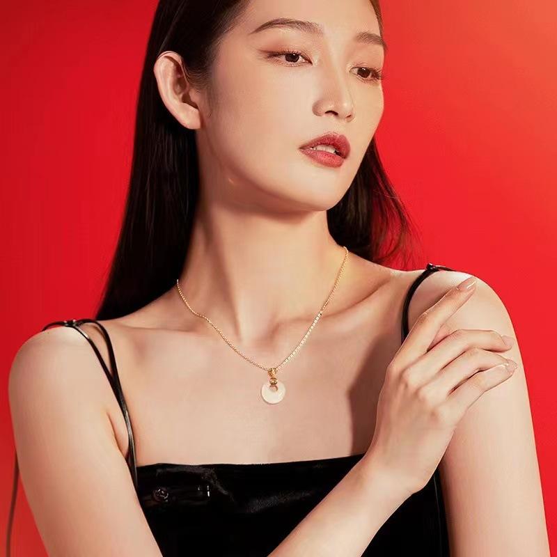 Ожерелье с пряжкой Fu Qi Ping An для женщин с легким роскошным нишевым дизайном, высококачественная имитация нефрита Хотан, простая цепочка на ключицу