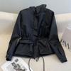 Женская куртка в корейском стиле черного цвета с капюшоном и завязками на шнурке 2024 года - модный осенний топ