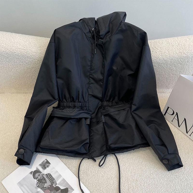 Женская куртка в корейском стиле черного цвета с капюшоном и завязками на шнурке 2024 года - модный осенний топ