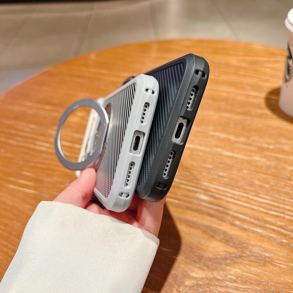 Чехол для iPhone 17 Pro с текстурой карбона, 360° вращающейся магнитной подставкой и защитой, ощущаемой как кожа