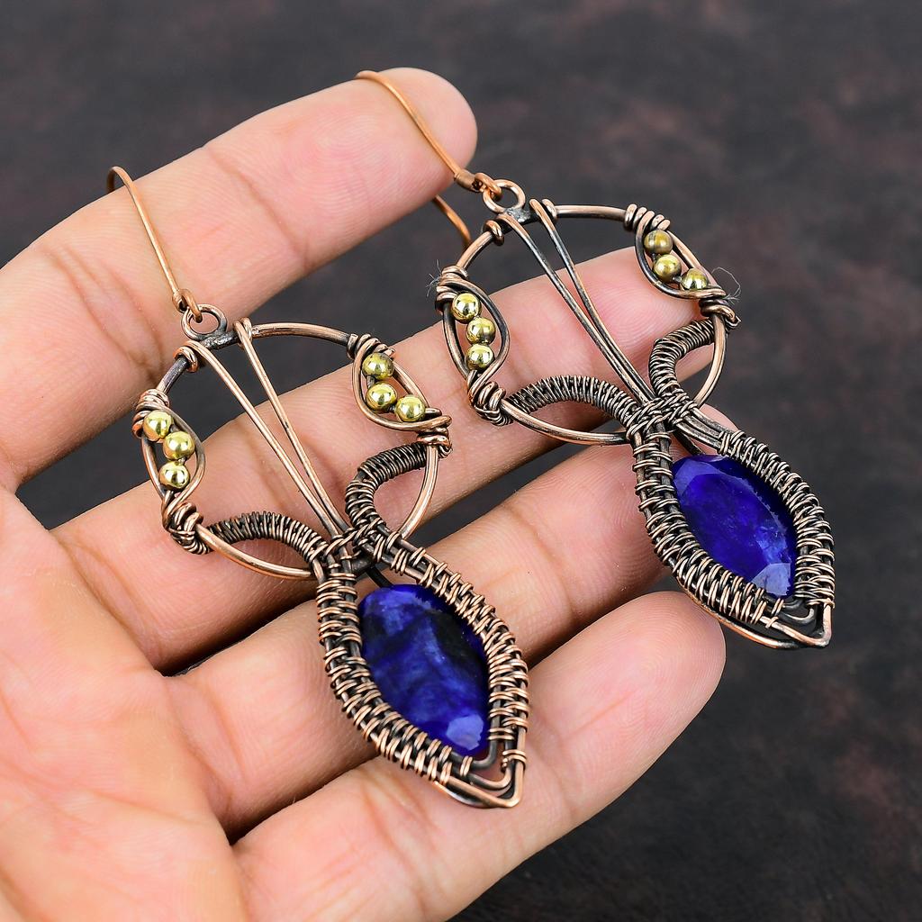 Серьги с граненым синим сапфиром, медная проволочная обертка, изящные серьги ручной работы, ювелирные изделия из меди с драгоценными камнями, дизайнерские серьги, подарок на годовщину