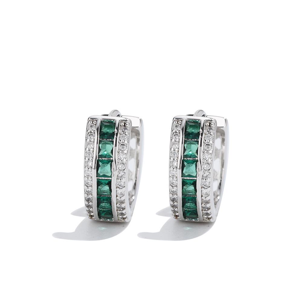 Женские серьги Seiko с полными бриллиантами и изумрудами в преувеличенном стиле: Модная элегантность с индивидуальностью.