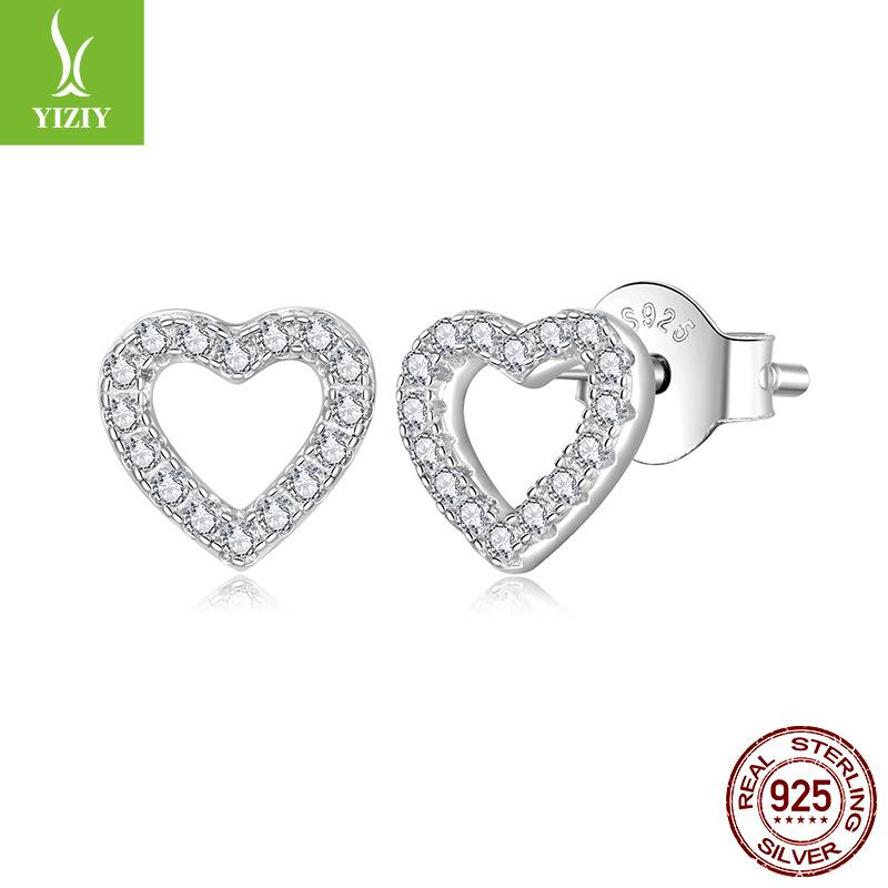 Серьги-гвоздики из стерлингового серебра 925 пробы с муассанитом в форме сердца. Простые, классические, универсальные.